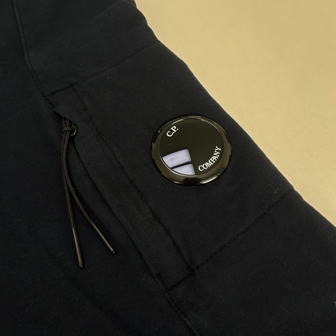 씨피 컴퍼니 21SS 렌즈 맨투맨 블랙 상품이미지5