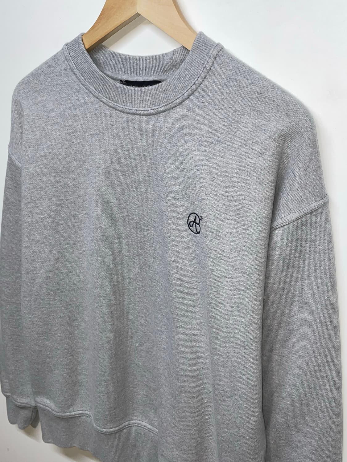 앤더슨벨 그레이 맨투맨 상품이미지3