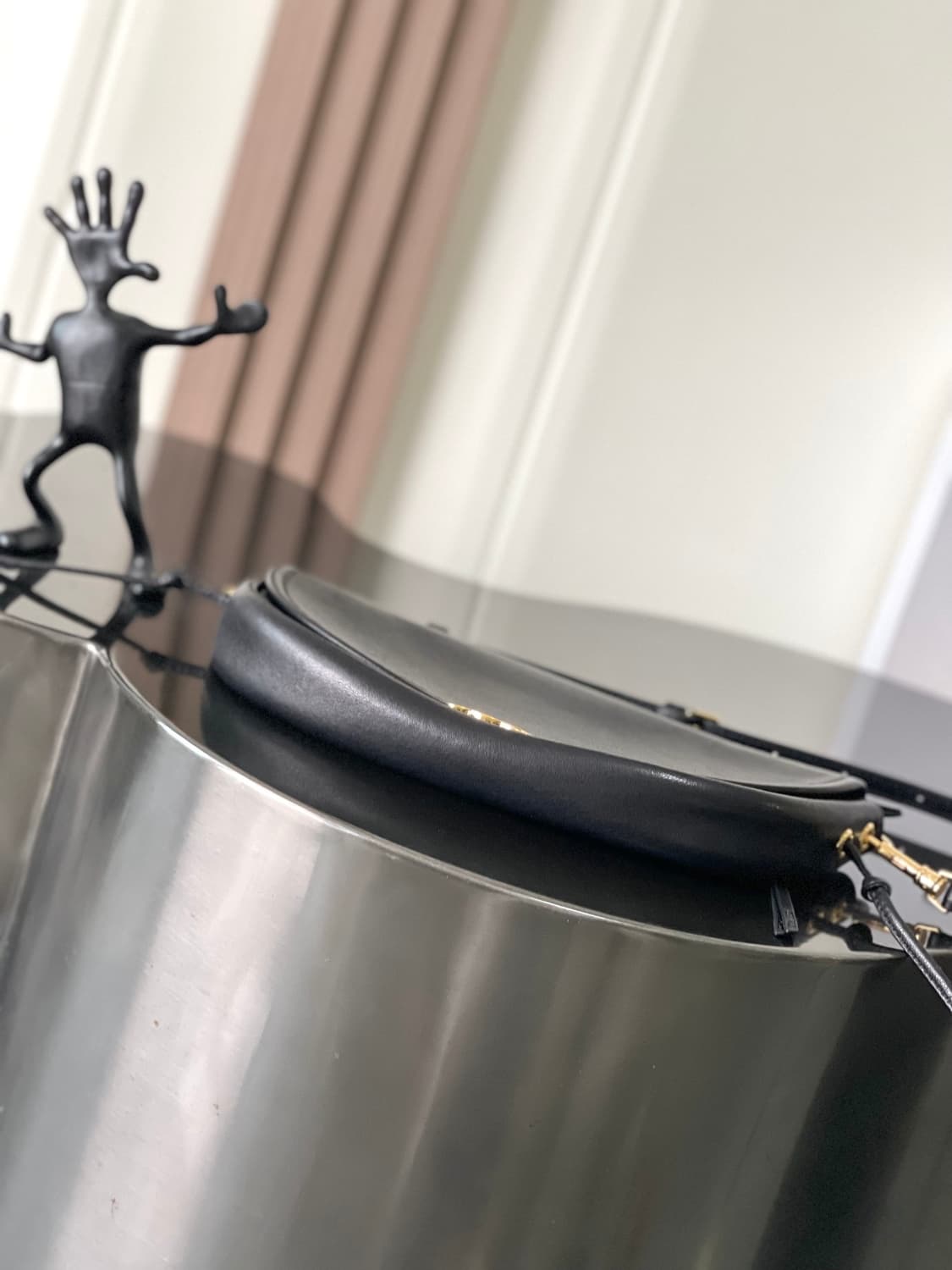 Celine정품 리틀 하프 문 소프트 트리옹프 - 서플 샤이니 램스킨 상품이미지2