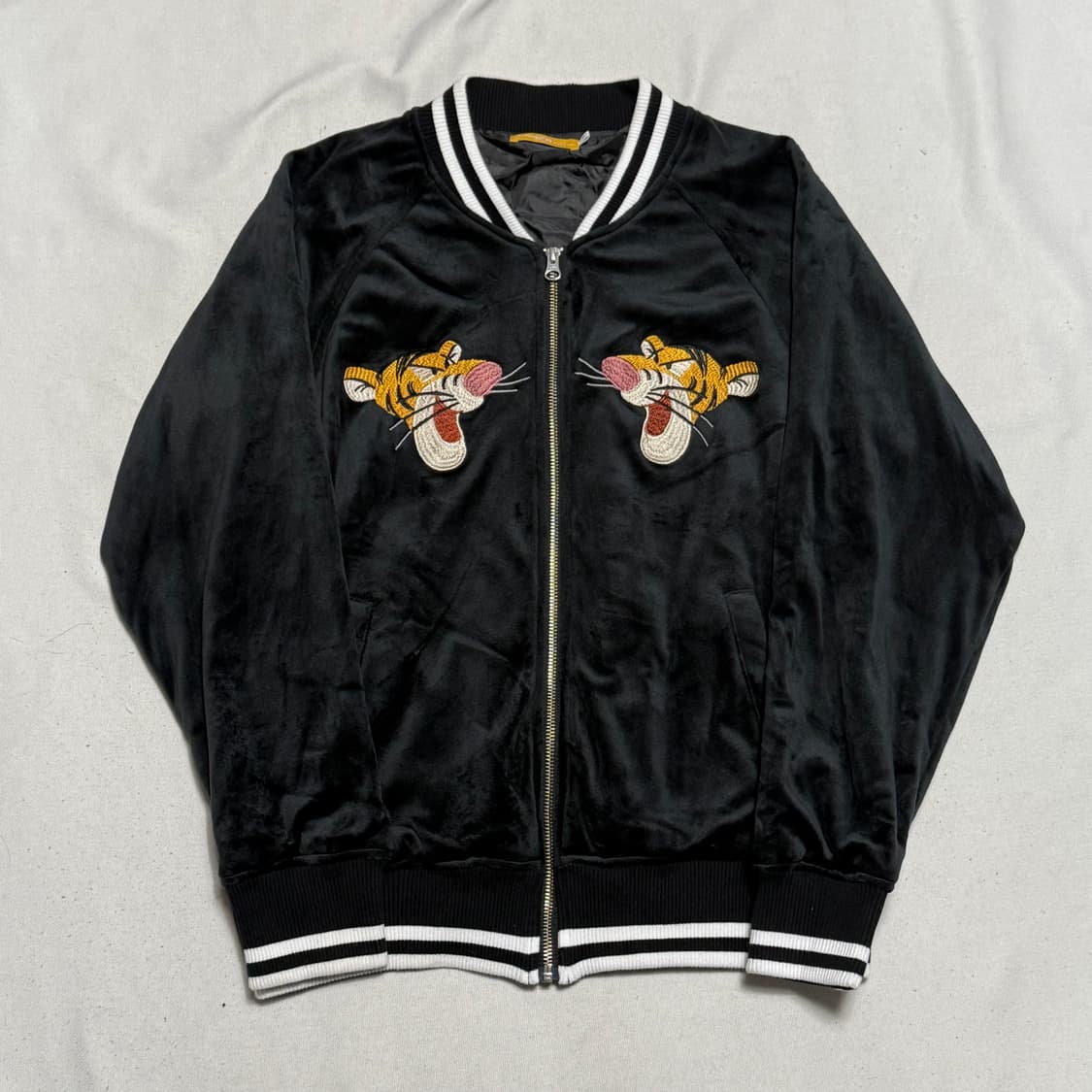 S 도쿄 디즈니 리조트 위니더푸 티거 자수 벨벳 스카잔 상품이미지3