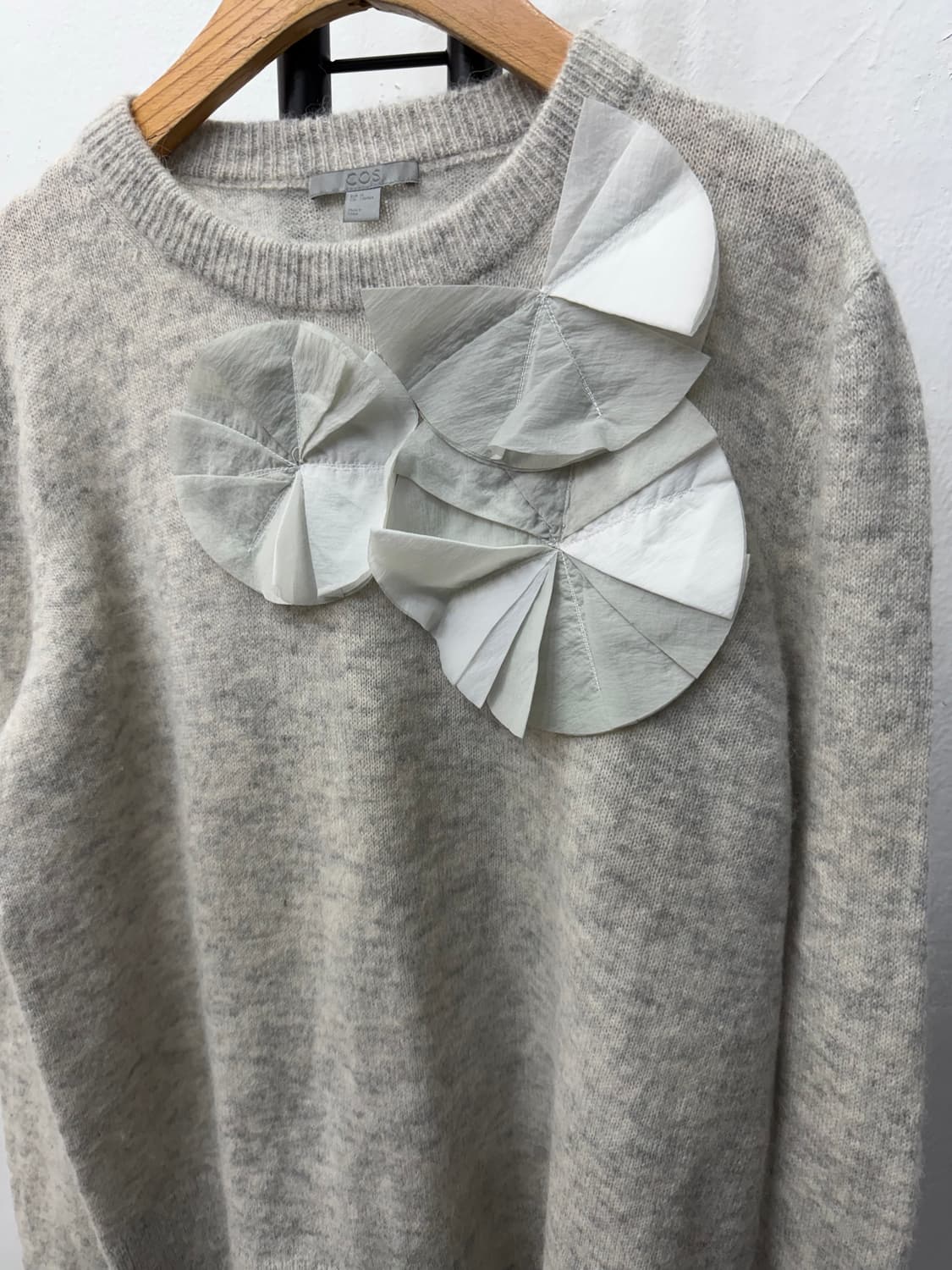 정품) COS 코스  꽃 장식 니트 스웨터 M 상품이미지3