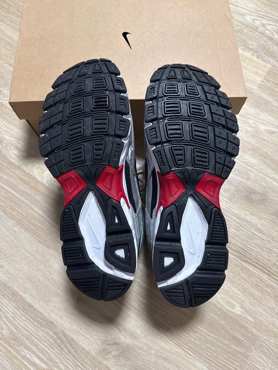 나이키 이니시에이터 운동화 실버/레드 상품이미지2