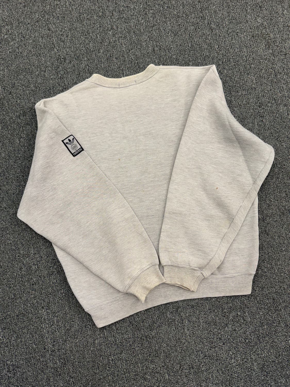 OS)아디다스x데상트 빈티지 그레이 니트 맨투맨 상품이미지2