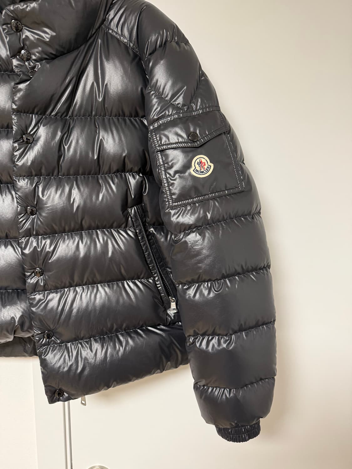 [100-105사이즈] 몽클레어 24fw Lule 룰레 숏패딩 유광 블랙 상품이미지3