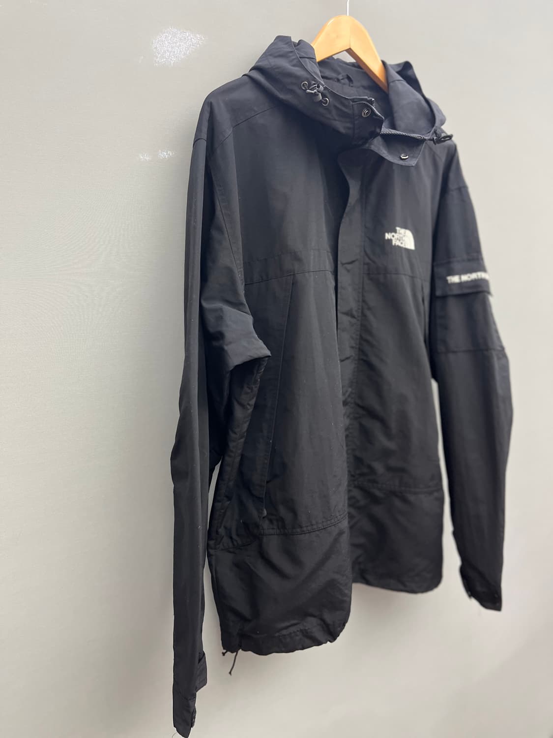 노스페이스 블랙 후드 바람막이 상품이미지2