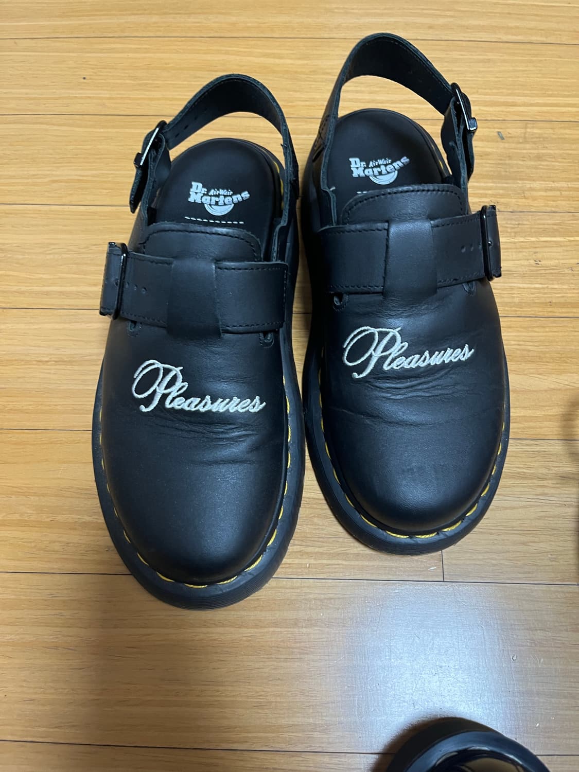 닥터마틴x플레져스 240 상품이미지1