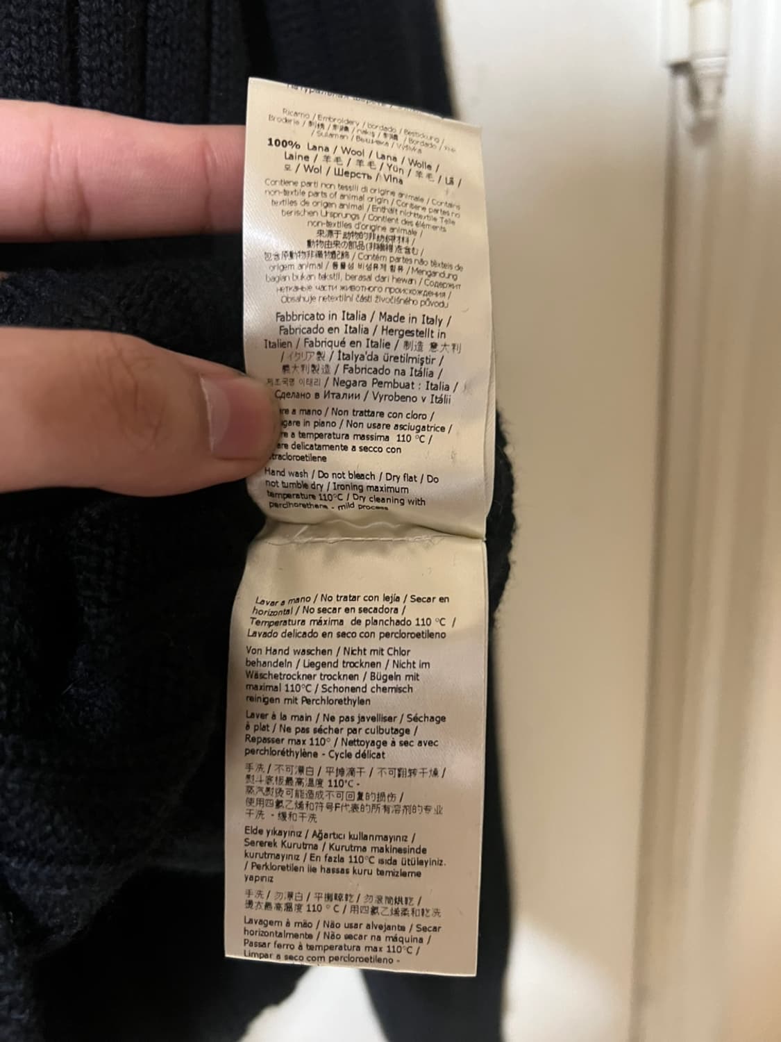 펜디 로고 울 니트 블랙 팝니다. 상품이미지7