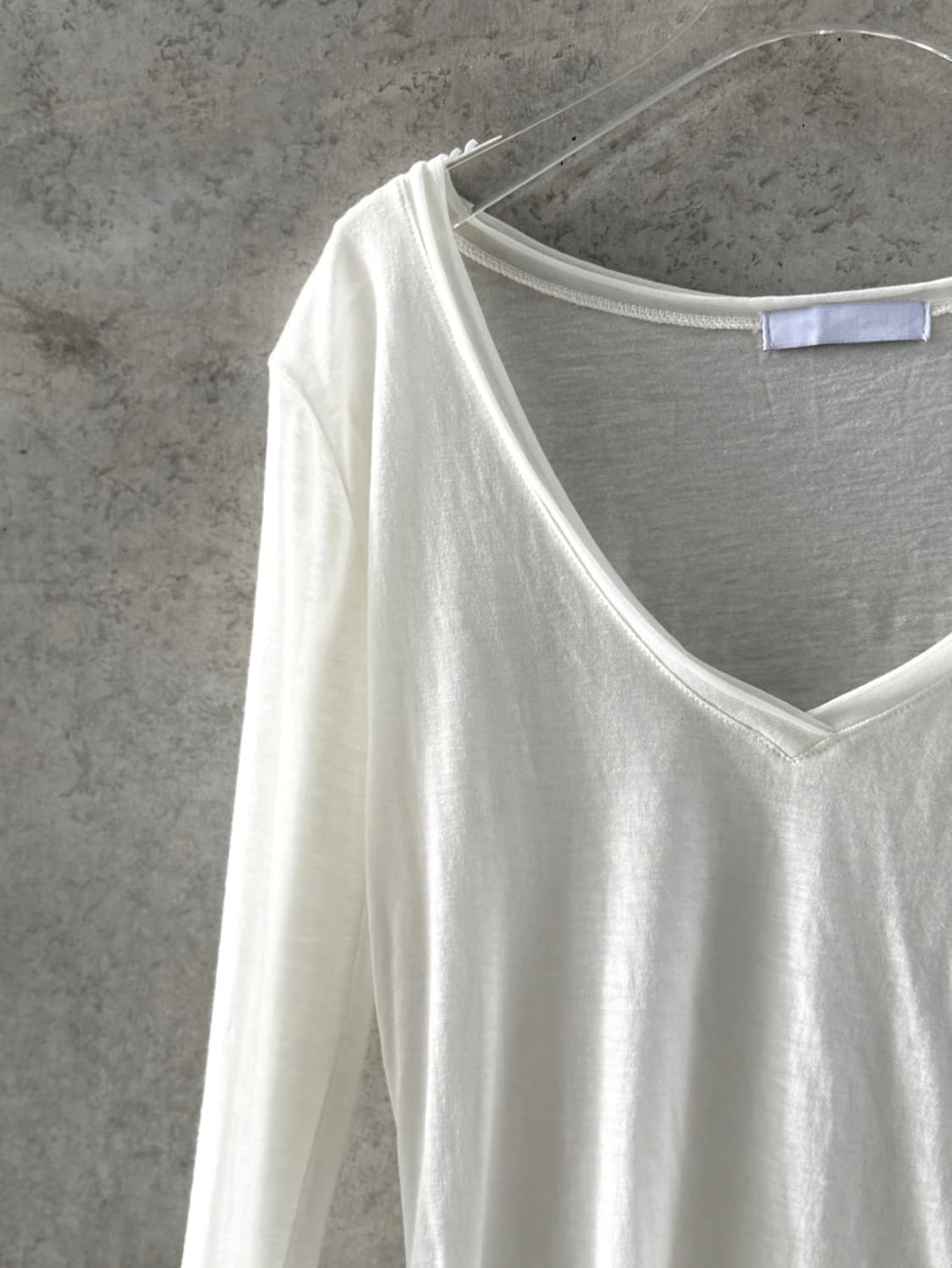 kyeo sheer v-neck T 시어 브이넥티 화이트 상품이미지2