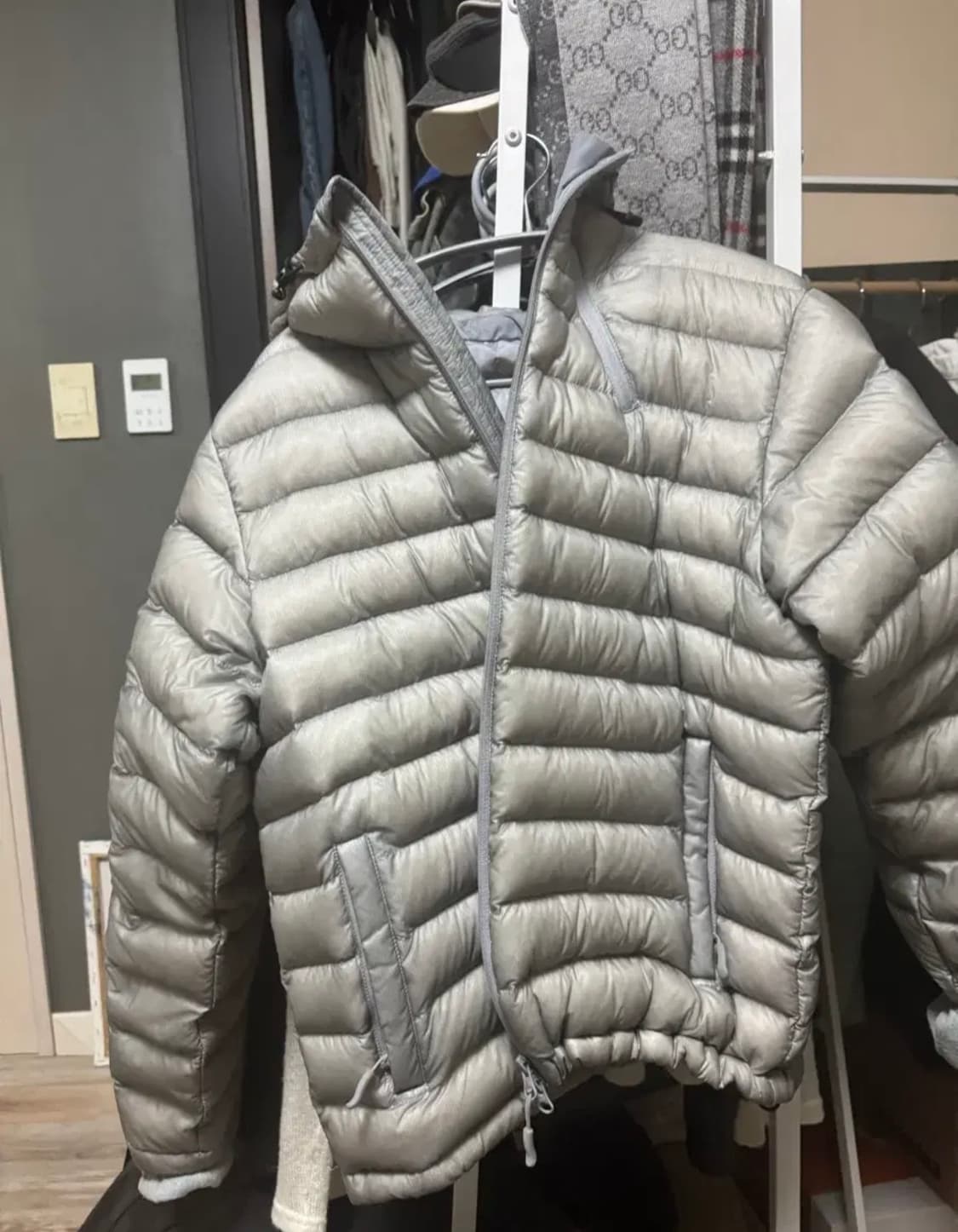 산산기어 서픽스 경량패딩 24fw 1 그레이 상품이미지1