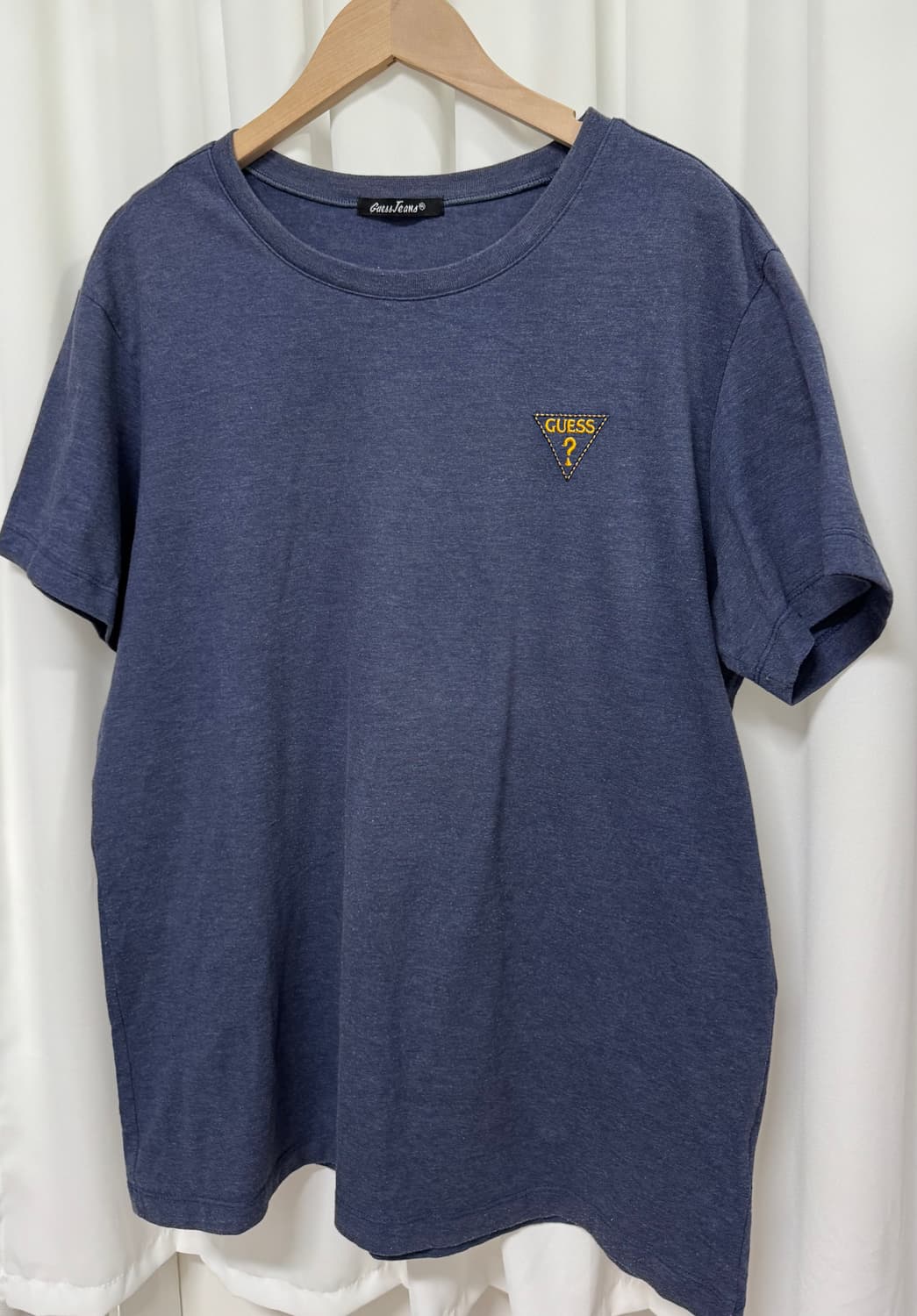 게스 진스 삼각로고 자수 반팔 티 상품이미지5