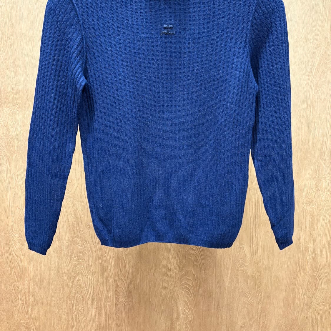 꾸레쥬 터틀넥 긴팔 니트 클래식 미니멀 잔골지 로고 자수 디테일 블루 상품이미지5