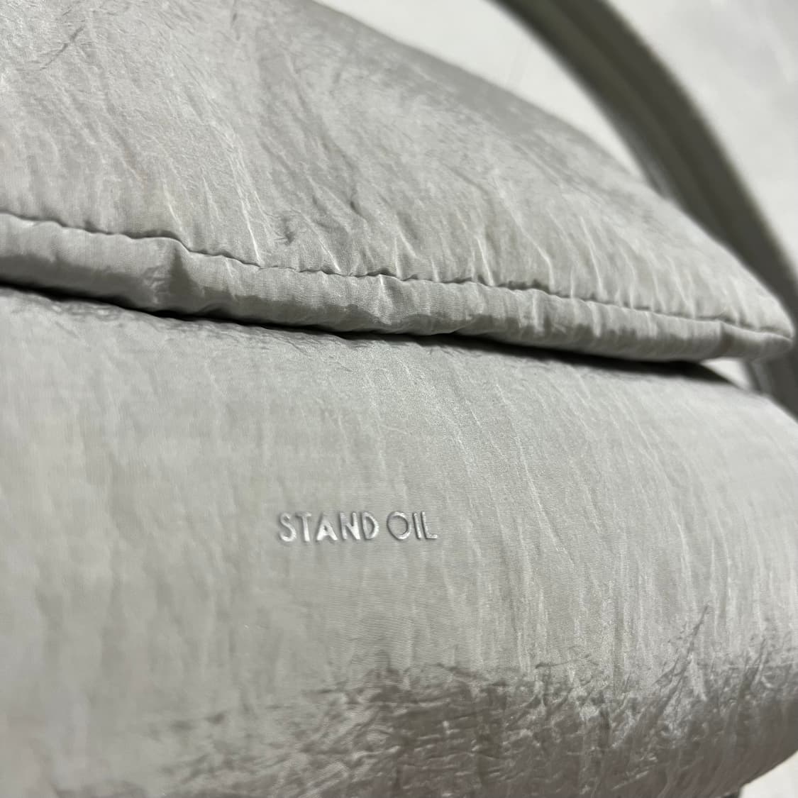 스탠드오일 플러피 코지 나일론 메신저백 그레이 상품이미지2