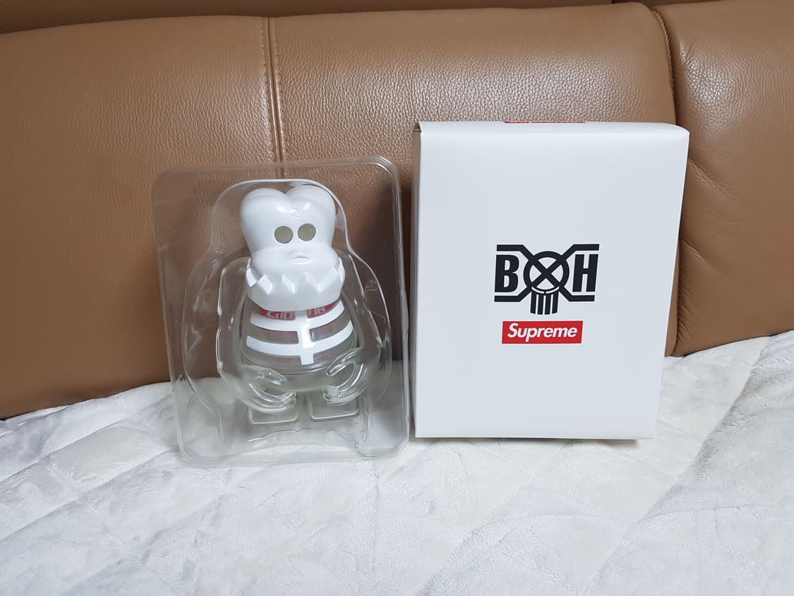 슈프림 X 바운티헌터 스컬 쿤 클리어 피규어 23FW 상품이미지1