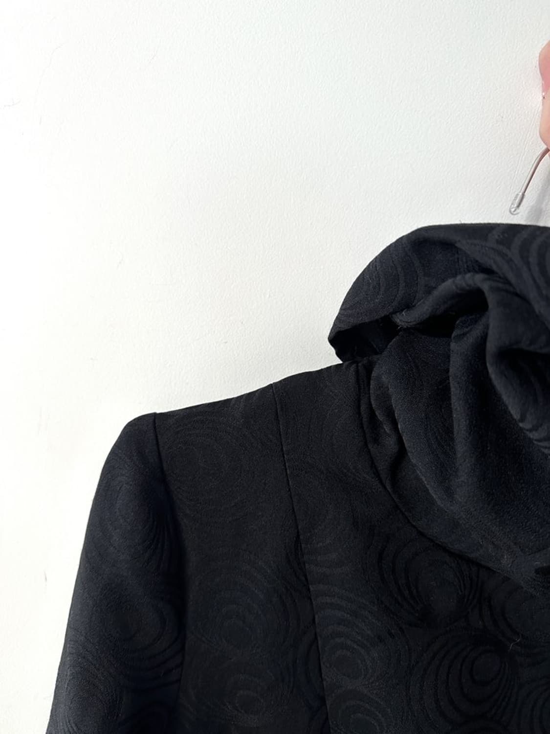 Circling pattern high neck ops / black 상품이미지3