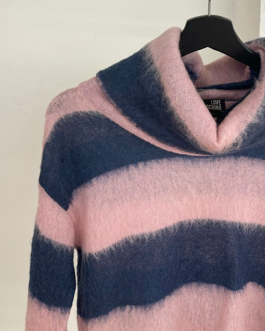 러브 모스키노 네이비 블루 스트라이프 터틀넥 니트  상품이미지3