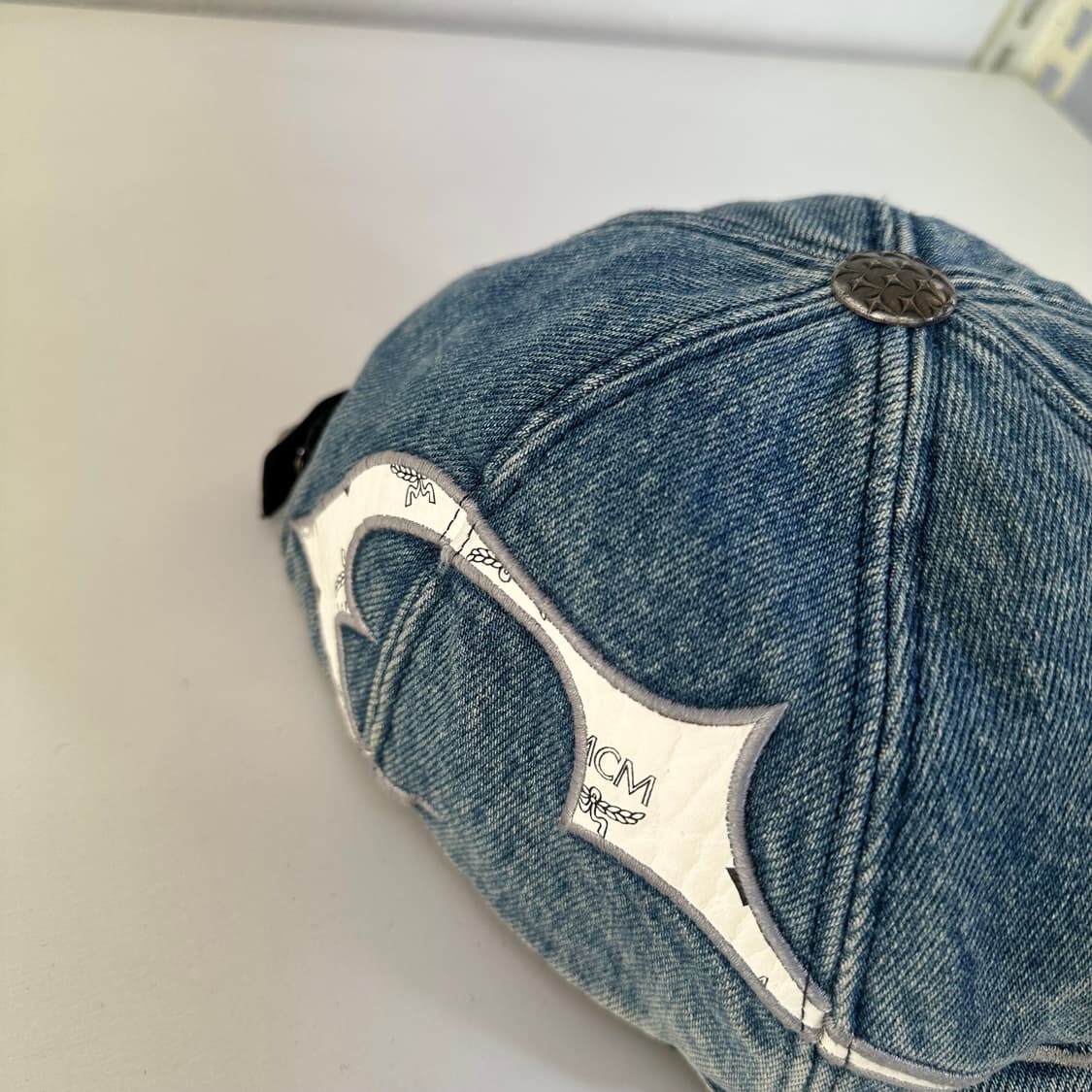 OS 떠그클럽 X MCM 레더포인트 트라이벌 데님볼캡 상품이미지1