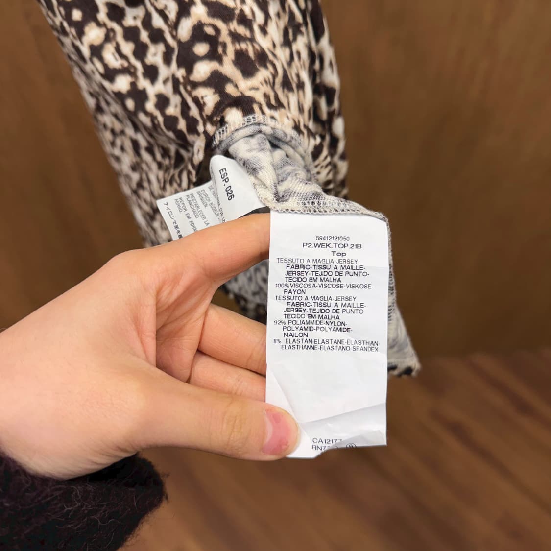 막스마라 슬리브리스 블라우스 호피 패턴 프릴 브이넥 로우하이 헴 디테일 상품이미지8