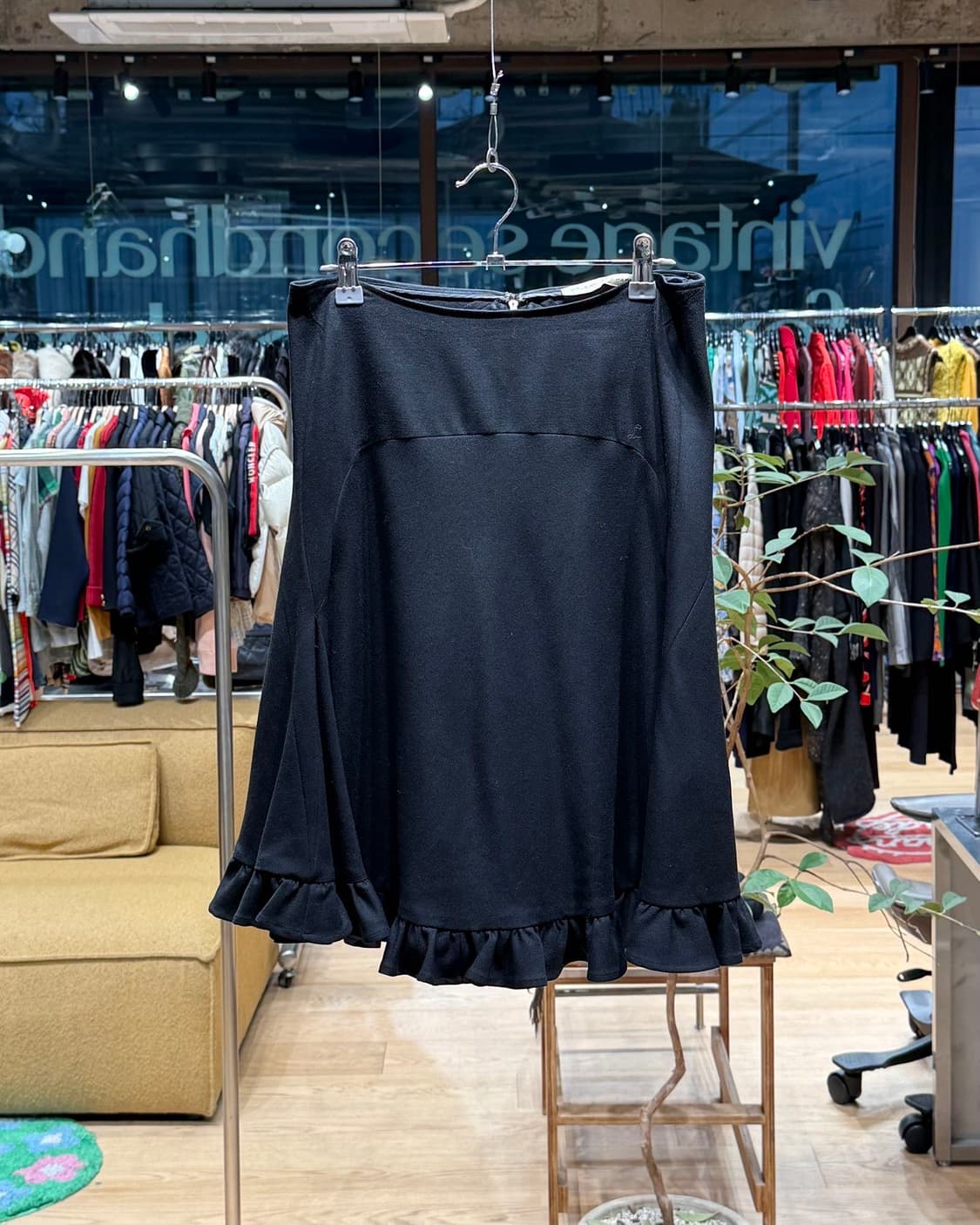 발렌시아가 블랙 프릴 미디스커트  상품이미지1