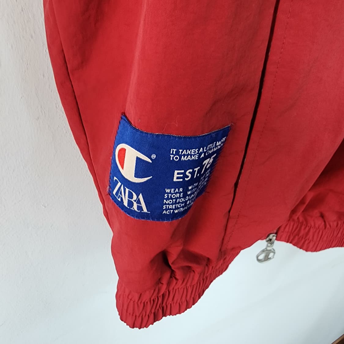 자라x챔피온 레드 바람막이 자켓 상품이미지3