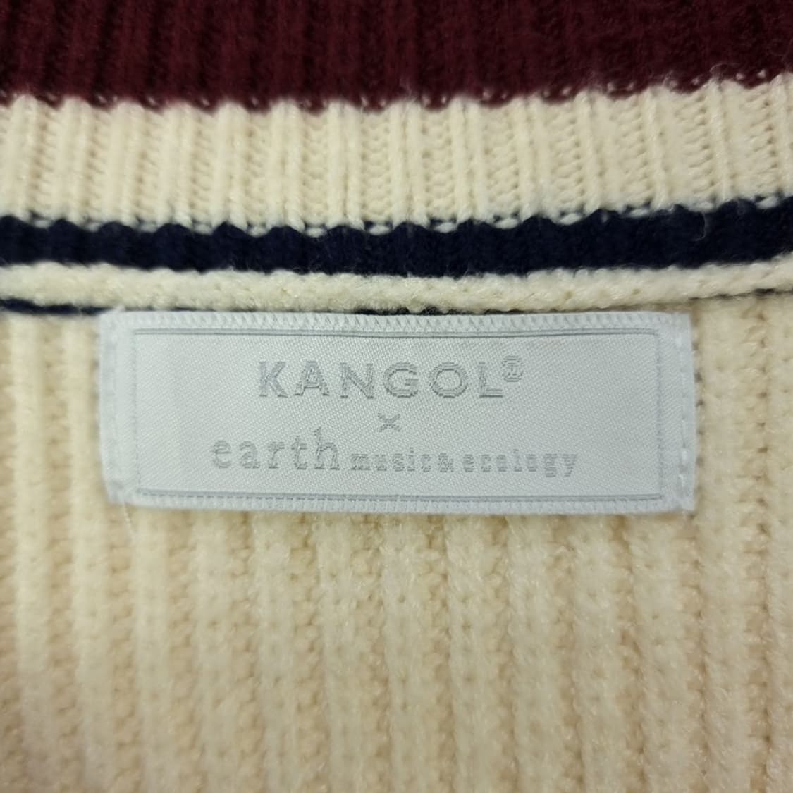 [캉골 X 어스뮤직앤에콜로지] 로고 자수 브이넥 니트 베스트 M19510 상품이미지7