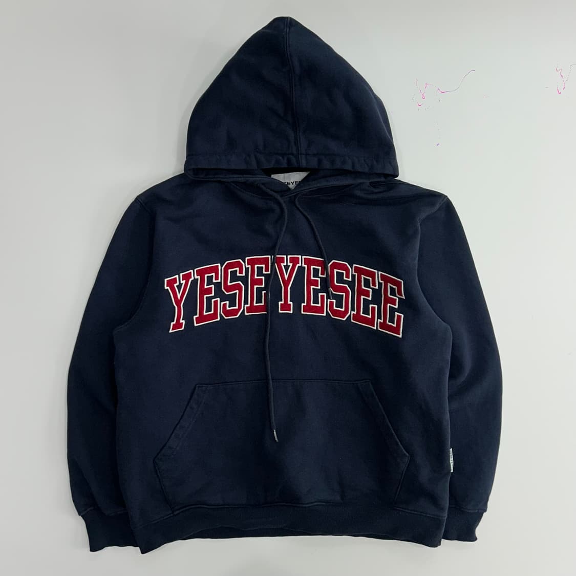 Yeseyesee 예스아이씨 레드 스펠아웃 로고 네이비 후드티 상품이미지3