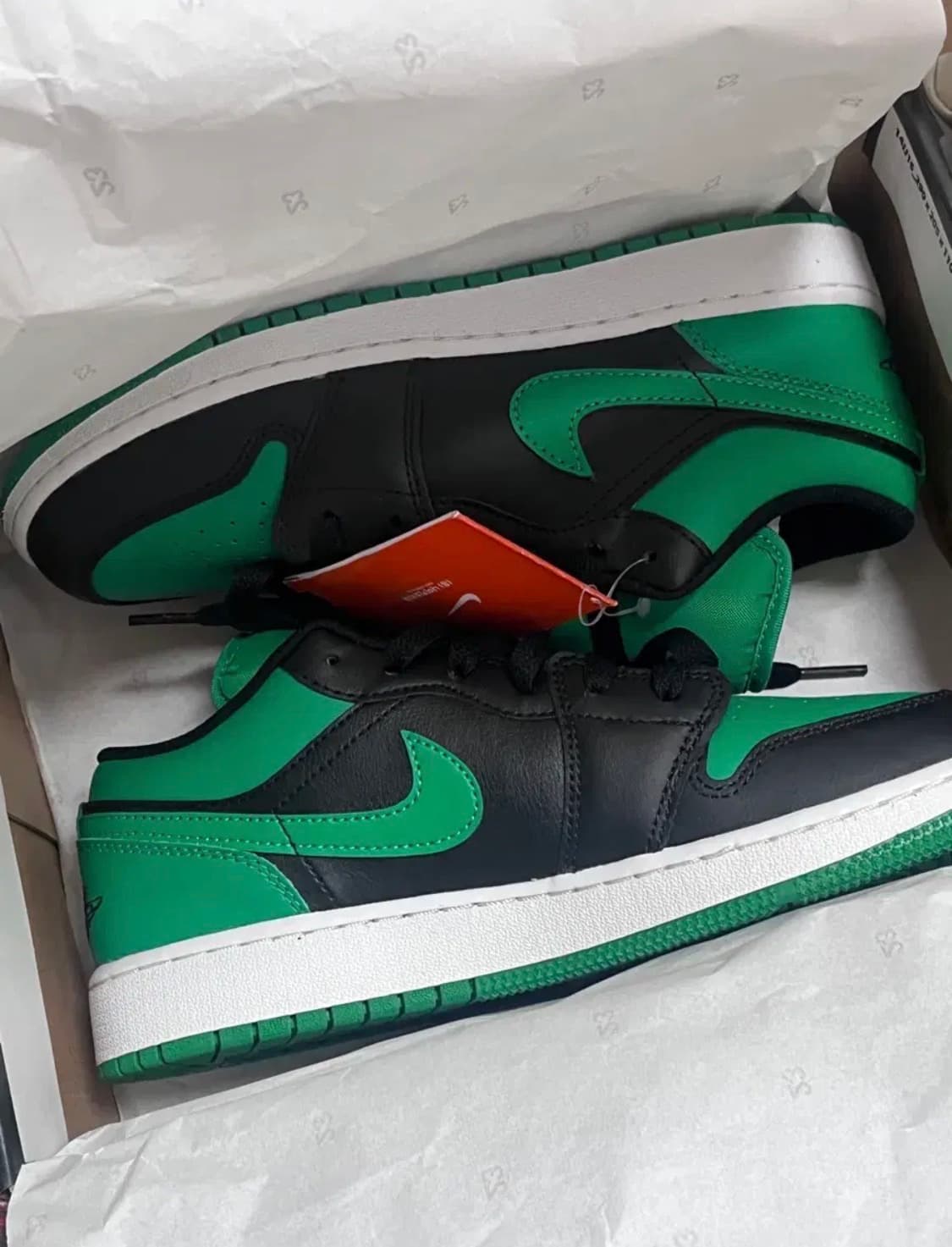 나이키 에어 조던 1 로우 GS 블랙 럭키 그린 245 상품이미지1