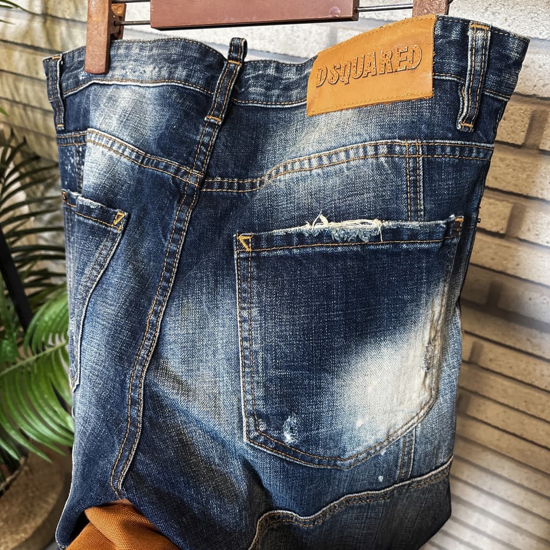 디스퀘어드2 하이 콘트라스트 워싱 데님팬츠 절개패널 페인팅 디테일 상품이미지9