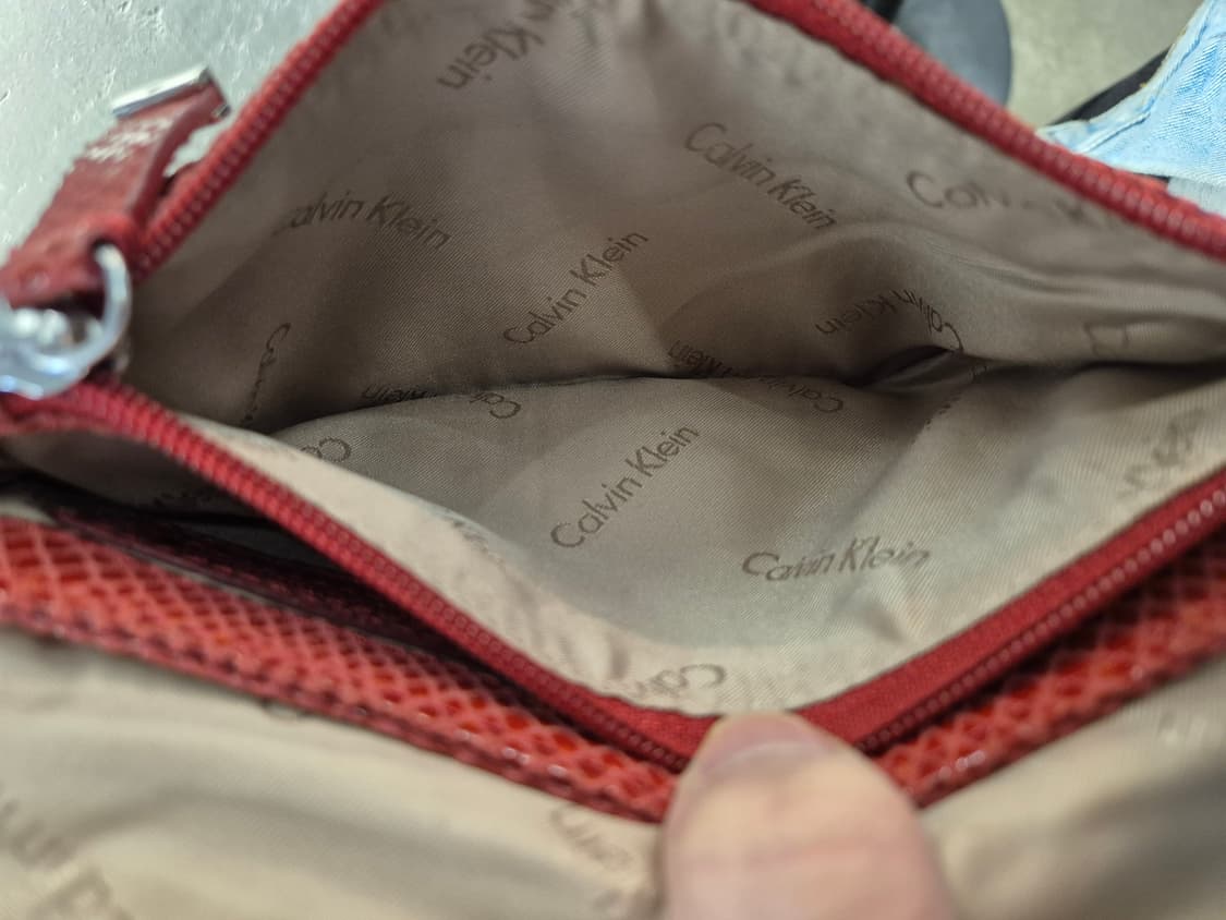 캘빈클라인 여성 레드 뱀피 패턴 체인 크로스백 상품이미지5