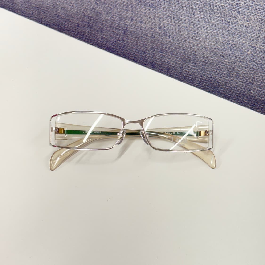 스포티한 무드의 실버 메탈 안경 상품이미지1