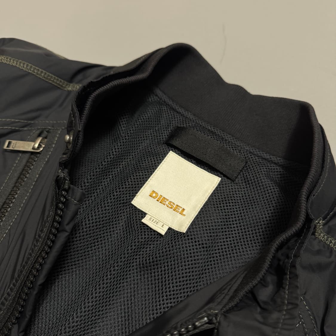 디젤(DIESEL) 블랙컬러 스티치 테크니컬 나일론 라이더스 자켓 상품이미지4