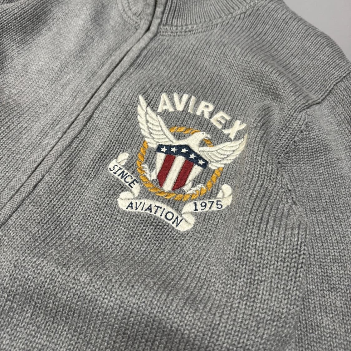 아비렉스(AVIREX) 멜란지 양면 자수 패치 코튼 드라이버 니트 집 상품이미지4