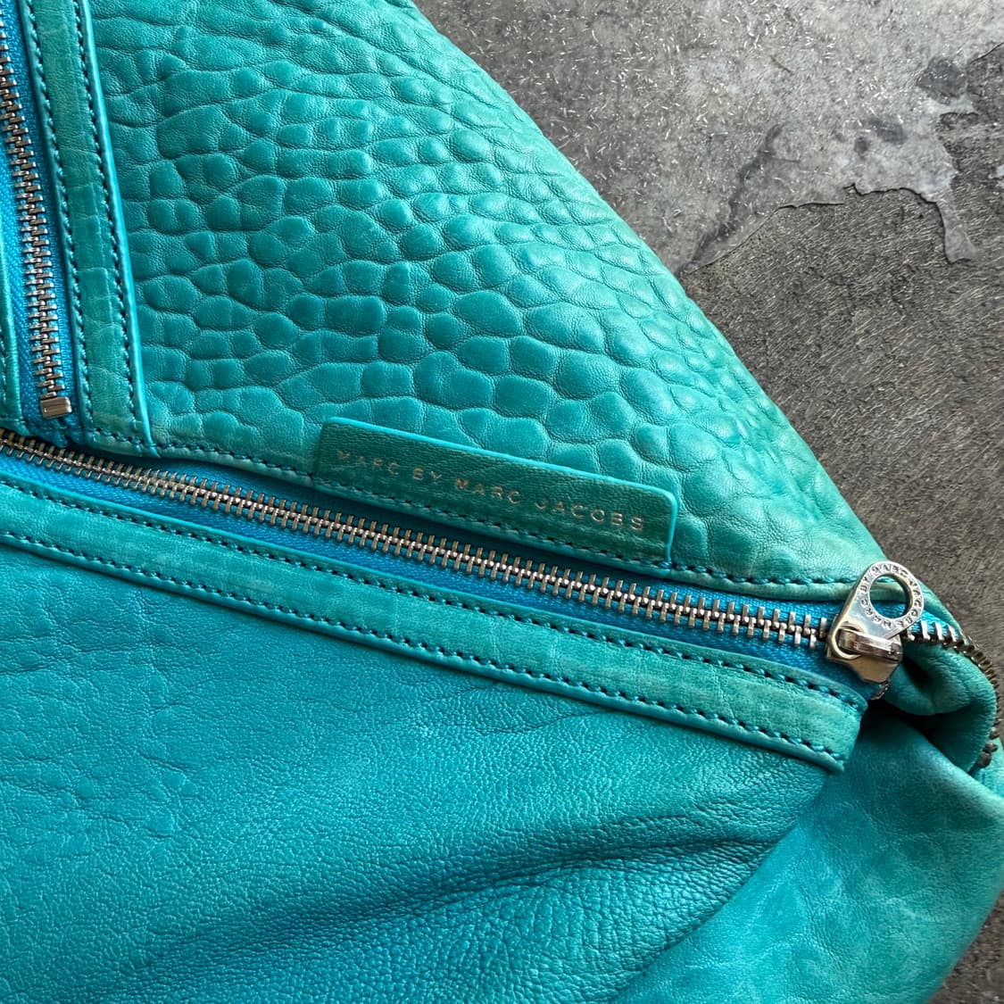 마크제이콥스 지퍼 디테일 빅 숄더백 상품이미지4