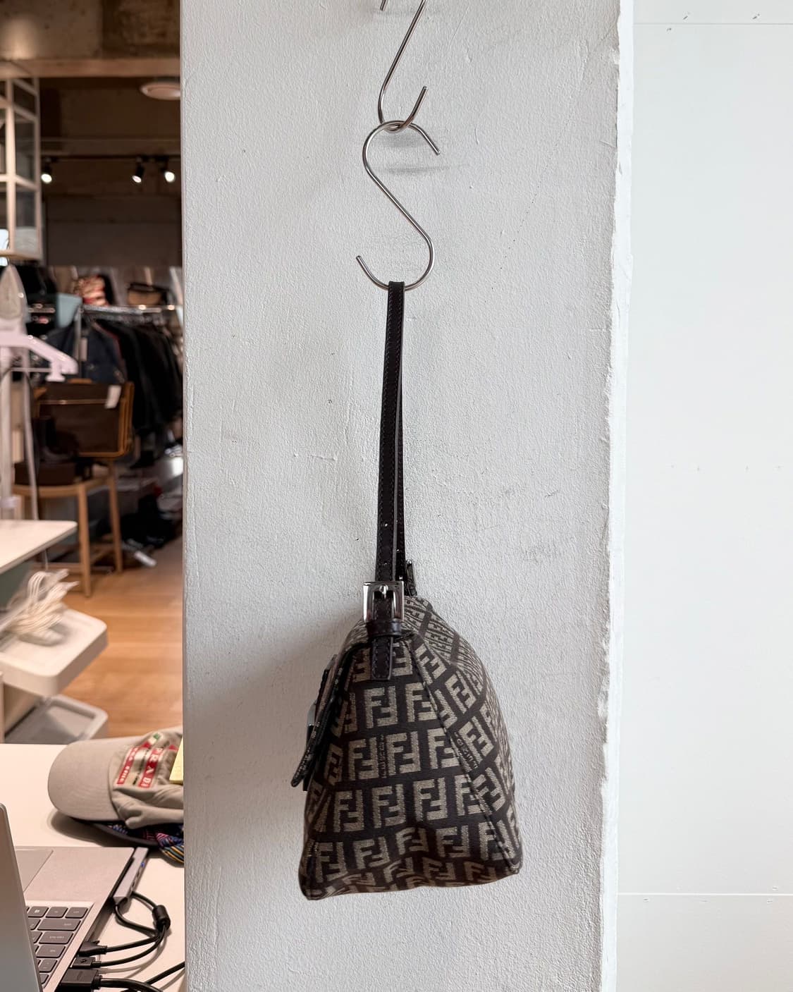 펜디 딥브라운 주카 바게트 숄더백  상품이미지5