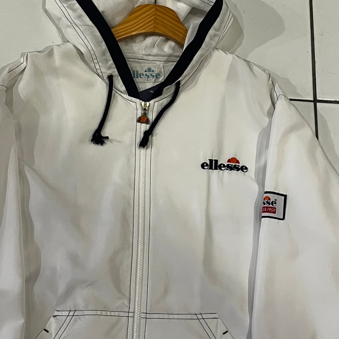 엘레쎄 화이트 빅로고 바람막이 상품이미지2