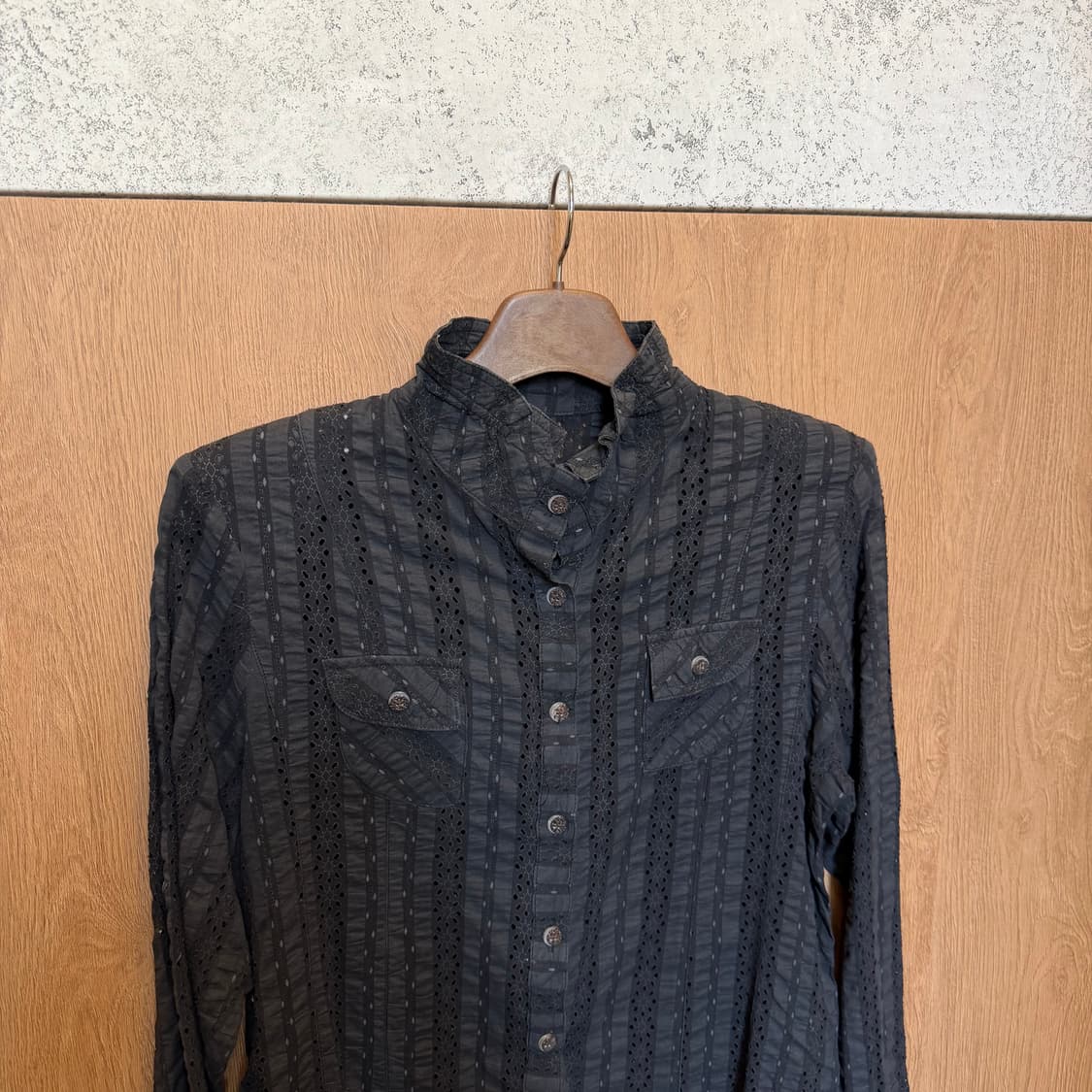 빈티지 하이넥 펀칭 레이스 블라우스 스트라이프 배색 디테일 블랙 상품이미지3