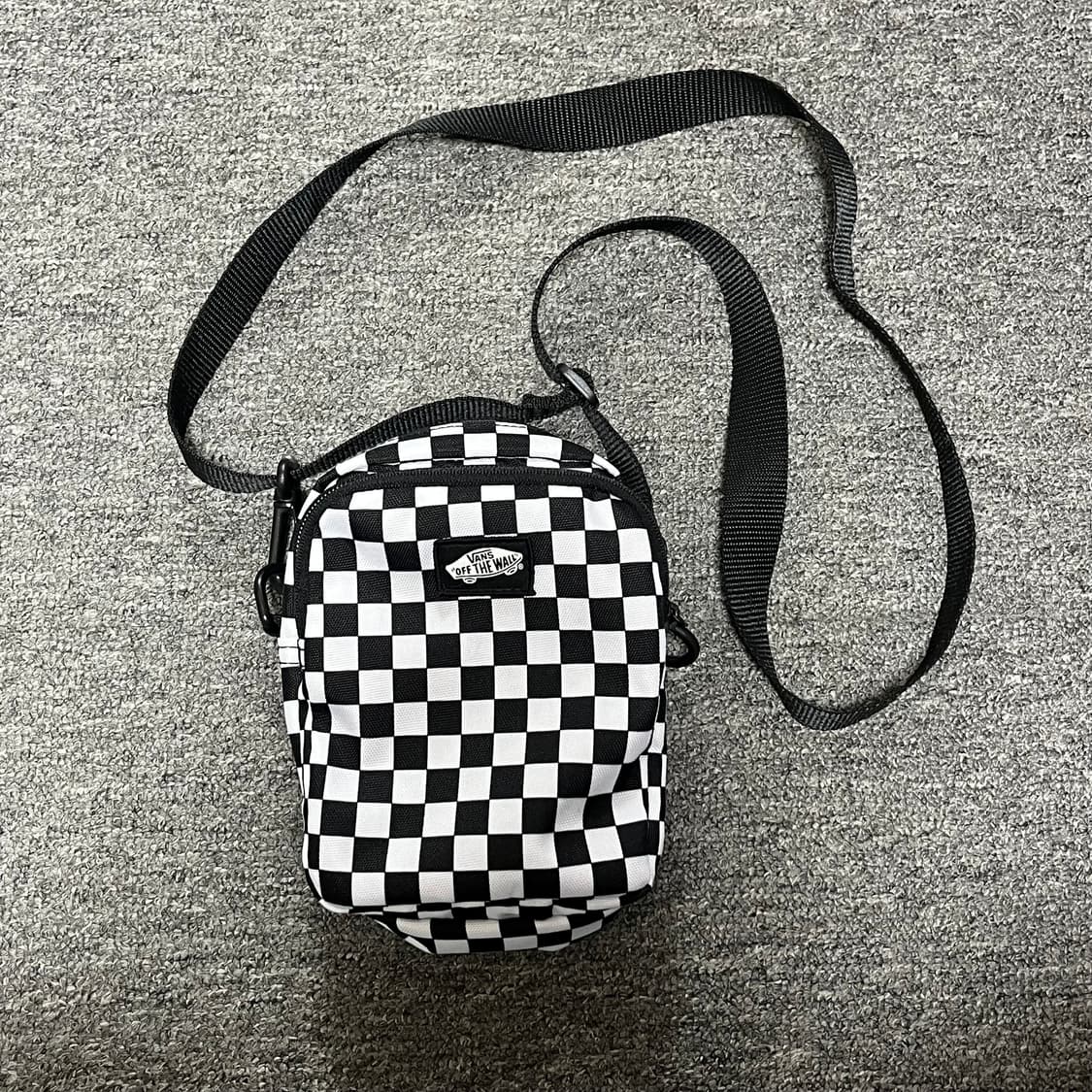 반스 Go Getter 체커보드 미니 더블 포켓 블랙 크로스백 상품이미지2