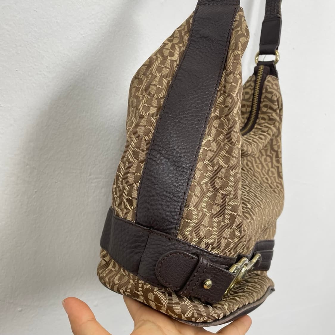 아이그너 AIGNER 브라운 모노그램 가죽 호보백 상품이미지4