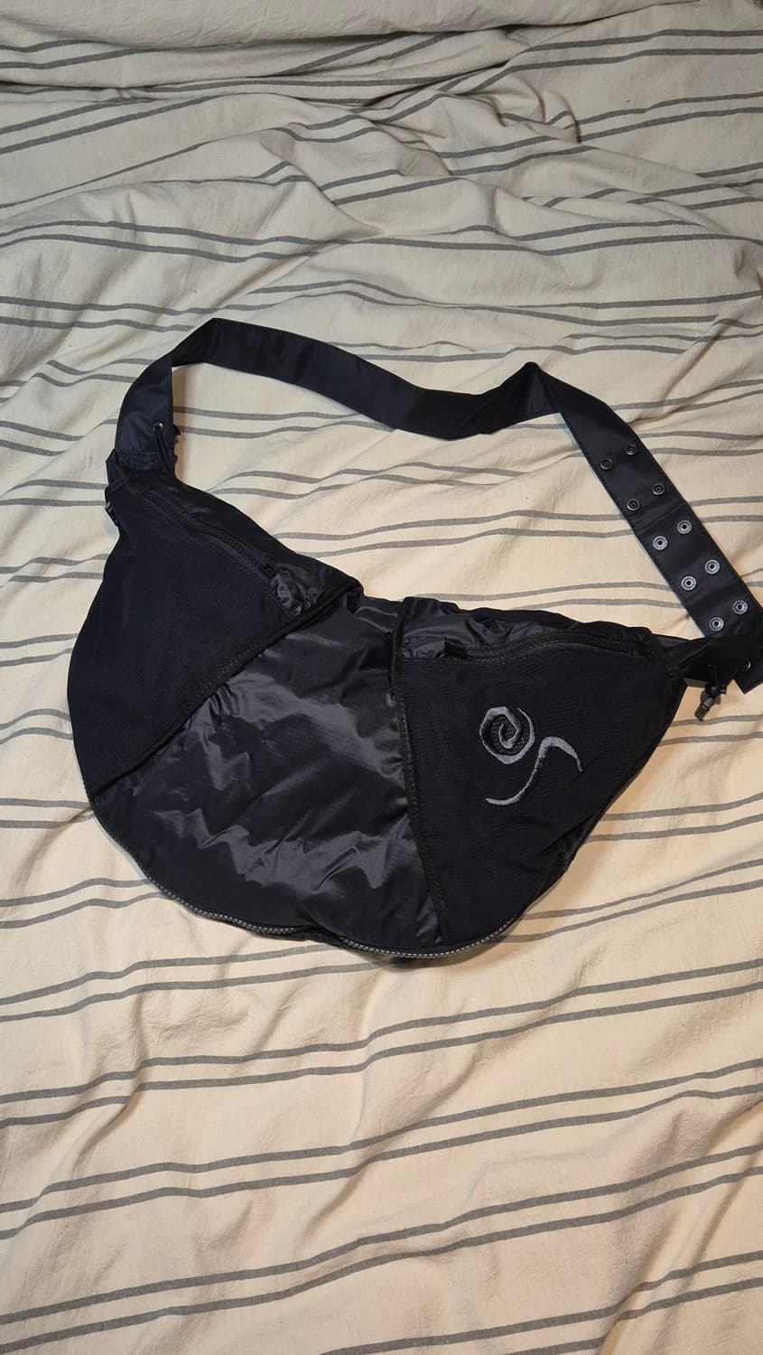 썸웨어아웃사이드 S.O.H.C. 슬링백 블랙 상품이미지3