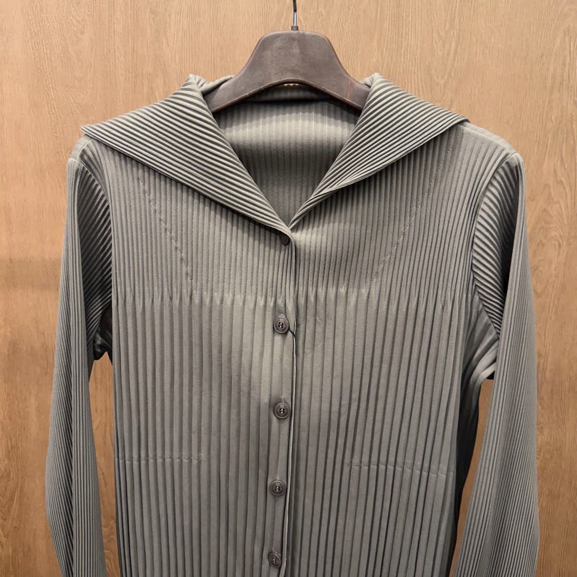 플리츠미 블라우스 가디건 세일러 카라 버티컬 플리츠 디테일 베이지 상품이미지4