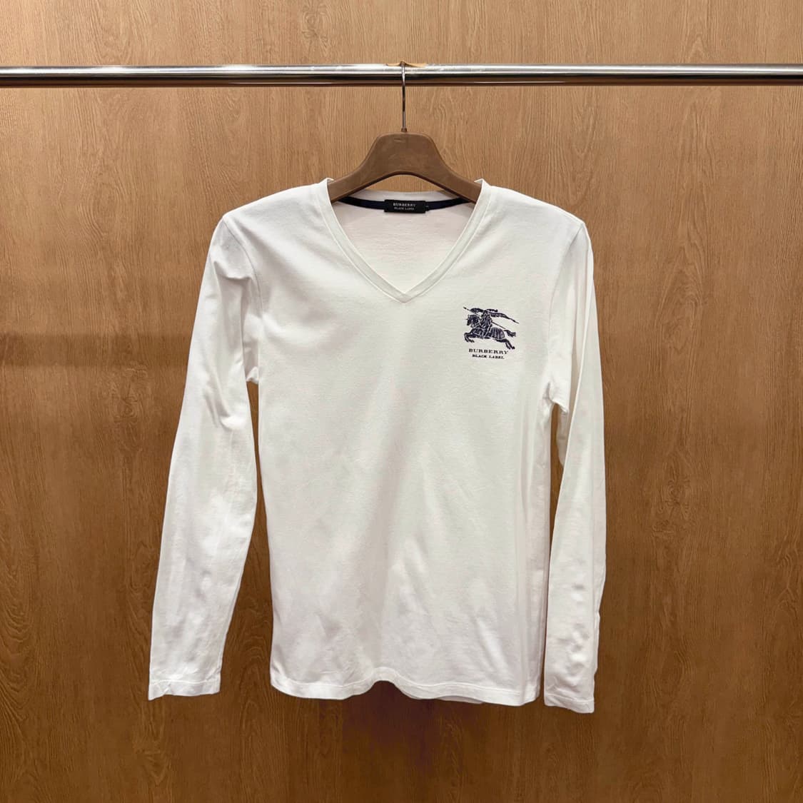 버버리 블랙라벨 브이넥 긴팔 티셔츠 로고 프린팅 디테일 슬림핏 화이트 상품이미지2