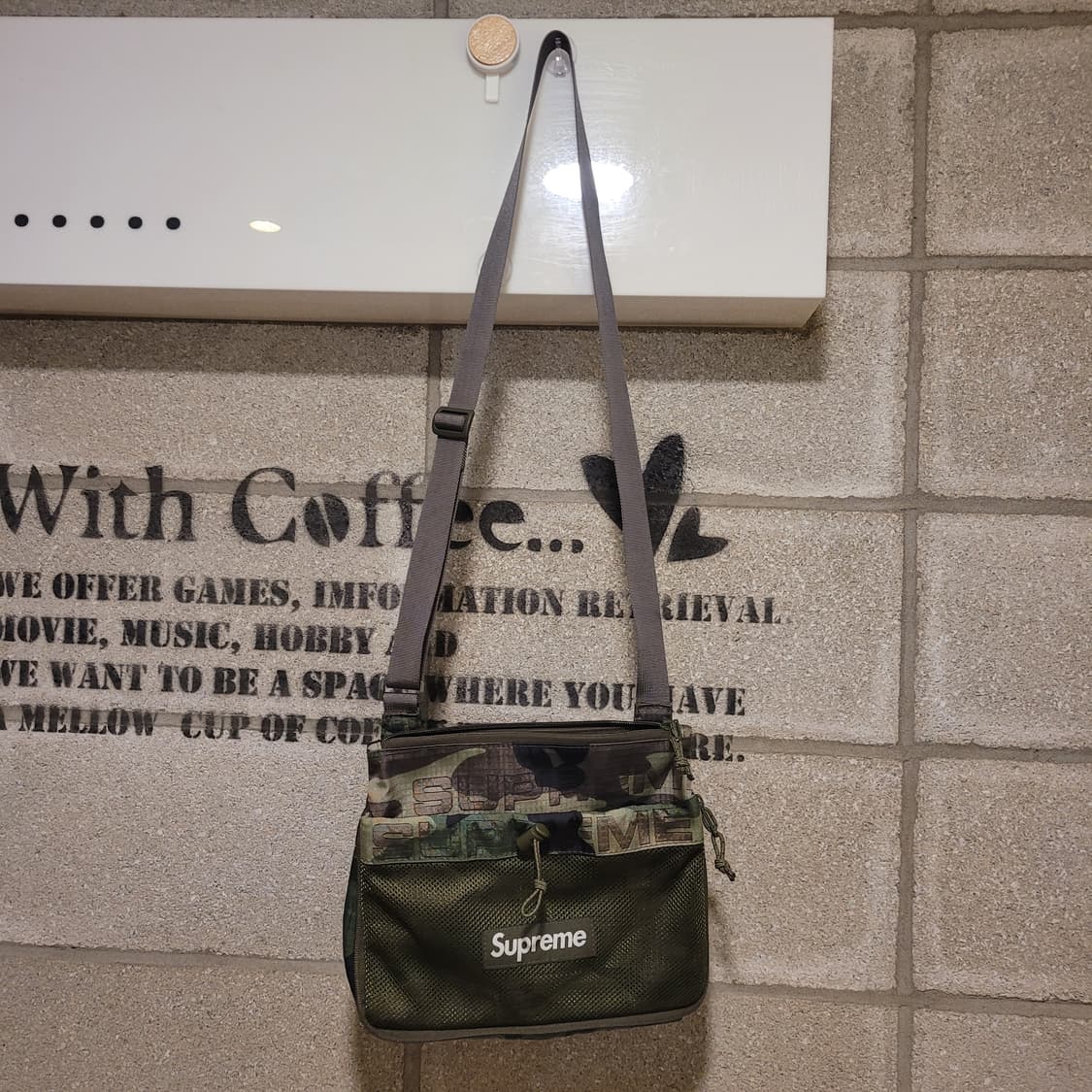 슈프림 카모 사이드백 상품이미지1