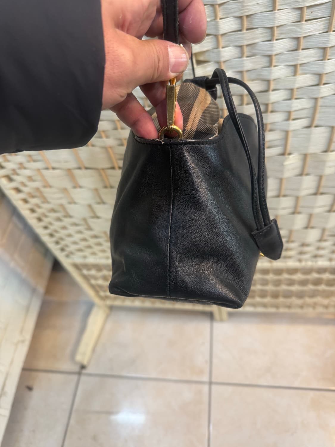 정품 버버리 리틀 크러쉬 버킷 크로스백 팝니다 상품이미지5