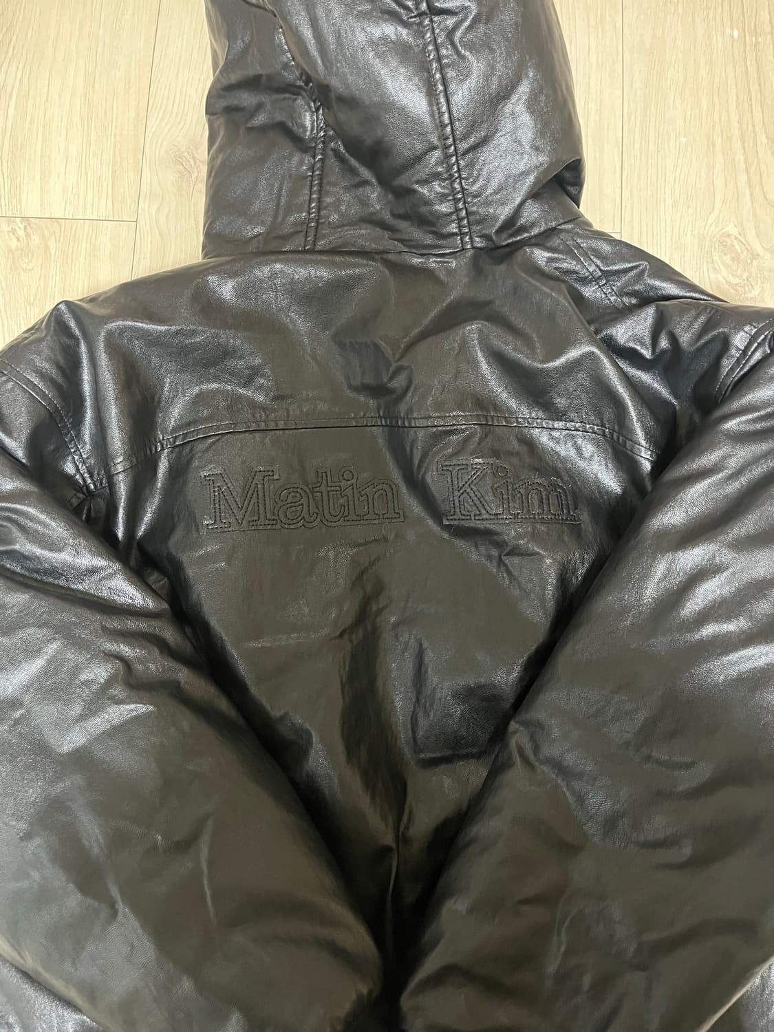 마뗑킴 FAUX LEATHER ZIP UP HOODY IN BLACK 상품이미지2