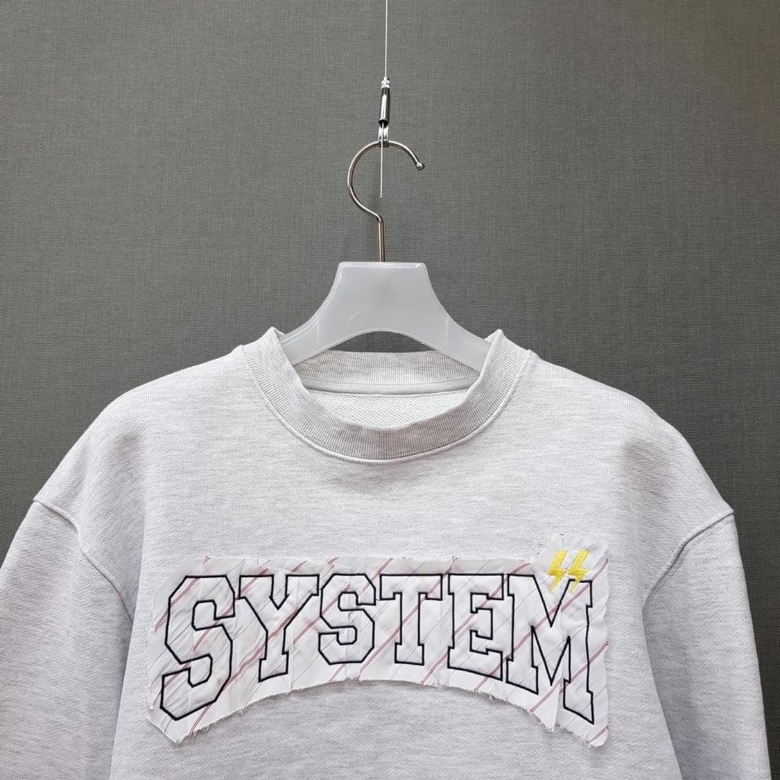 한섬 시스템 2022 그래픽 자수 레터링 크롭 맨투맨 F사이즈 상품이미지3