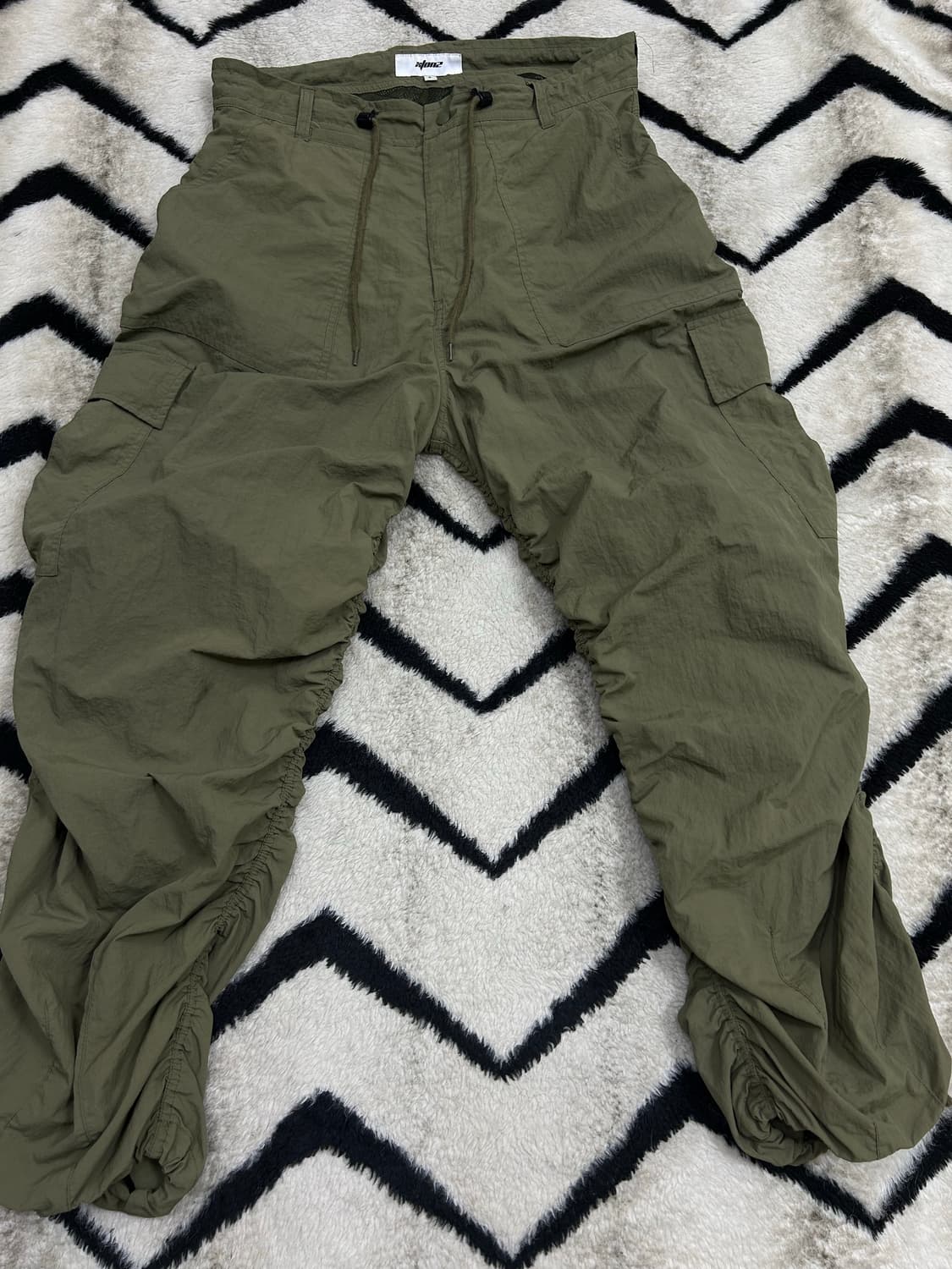 [S]엑스톤즈 오버핏 셔링 나일론 카고 팬츠/카키 상품이미지1