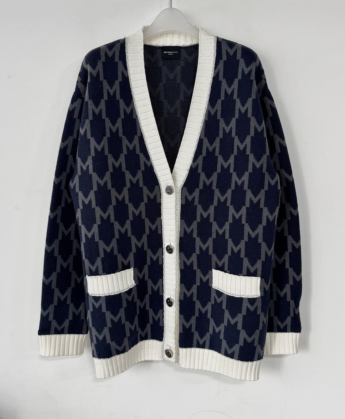 메트로시티 M패턴 니트 가디건 상품이미지3
