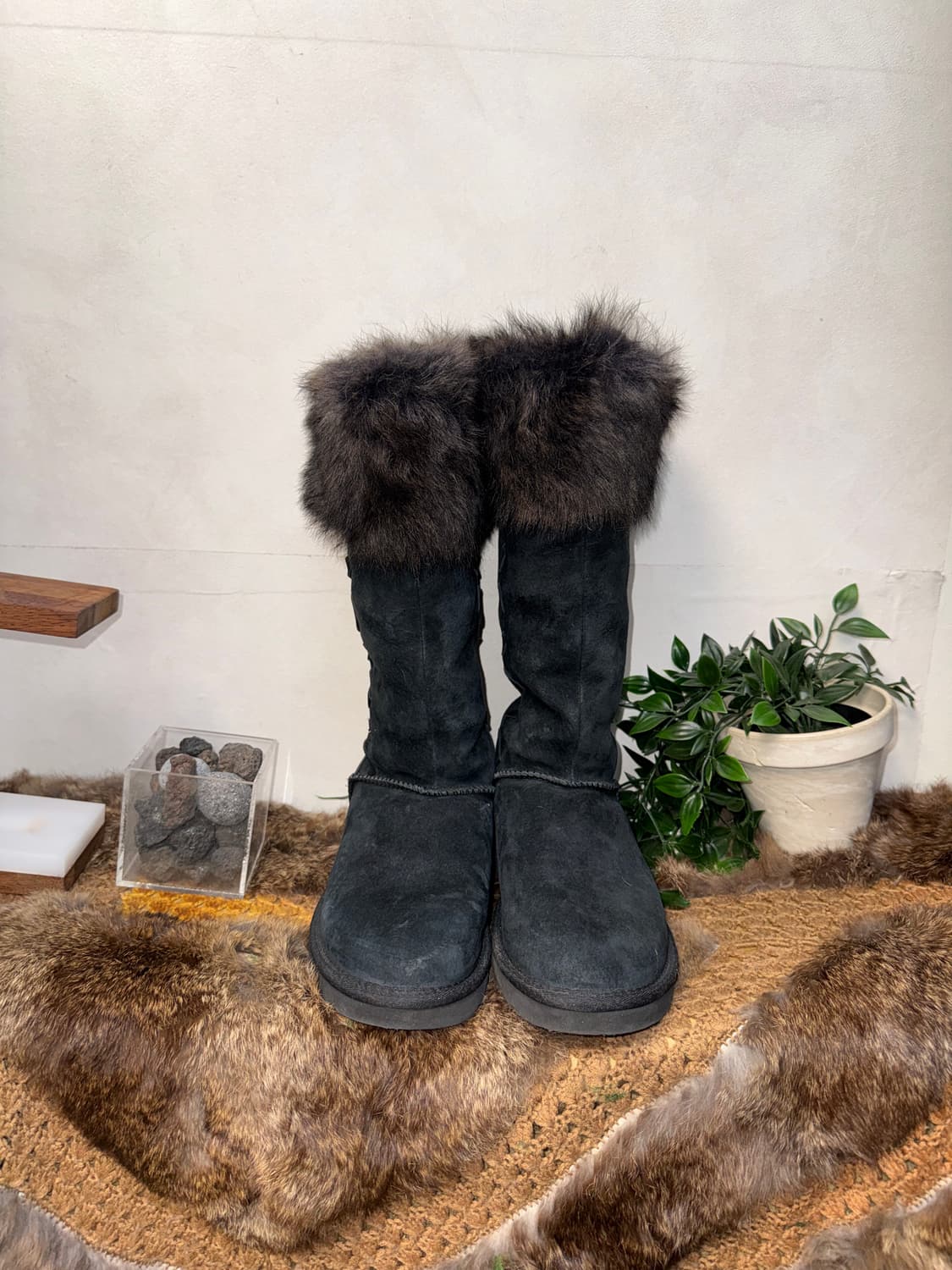 UGG Women’s Rosana black fur boots 상품이미지3