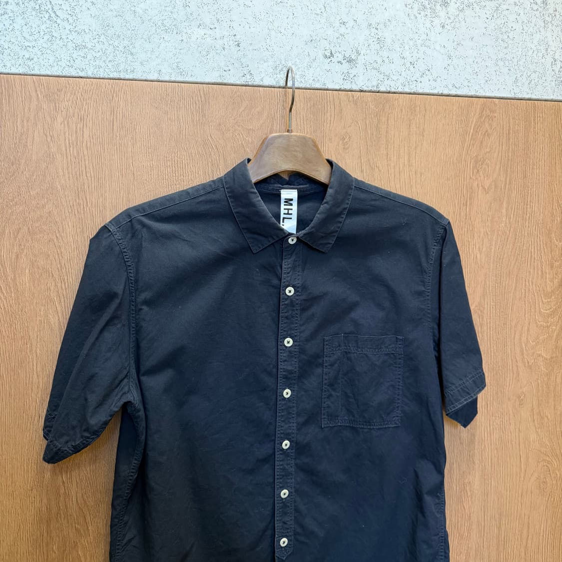 마가렛 호웰 반팔 셔츠 무지 체스트 포켓 디테일 레귤러핏 네이비 상품이미지3