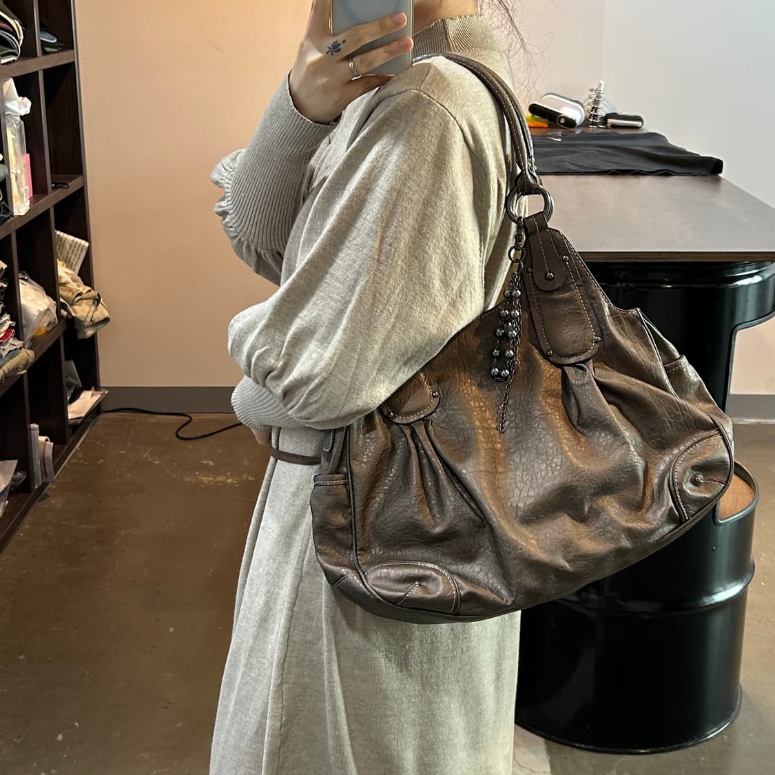 글로시 브라운 레더 숄더백 상품이미지8