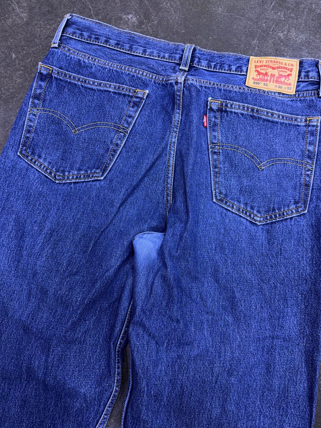 리바이스 550 릴렉스드 스트레이트핏 스톤워싱 중청 데님팬츠 36 상품이미지7